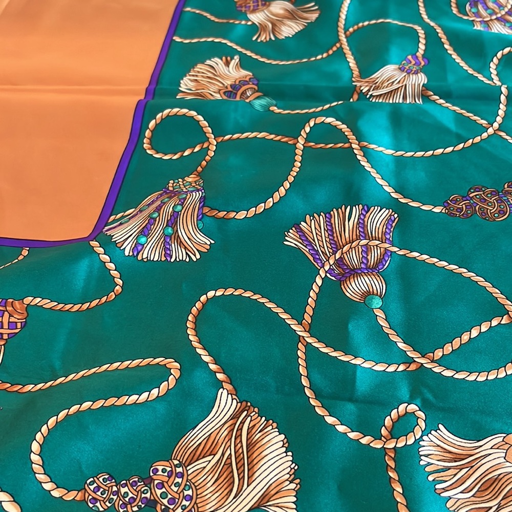 Emeraude scarf, 31”x31”, made in Italy, gold/emerald green. - Picture 4 of 4